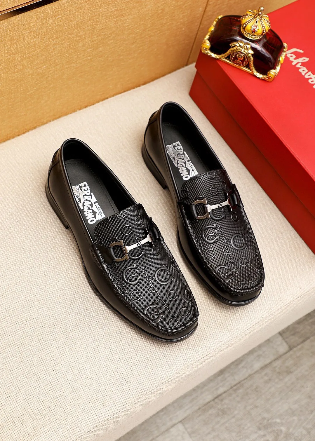 Men's shoes 💰460 💐 Product trademark: Ferragamo "Ferragamo" casual leather shoes Regular size: 38-44 (45.46🉑️customized) Product materials: Selected imported first-layer calfskin embossed upper + luxury hardware buckle, imported water-dyed cow leather lining. Strong three-dimensional visual effect, original rubber outsole Color: 1⃣️color optional